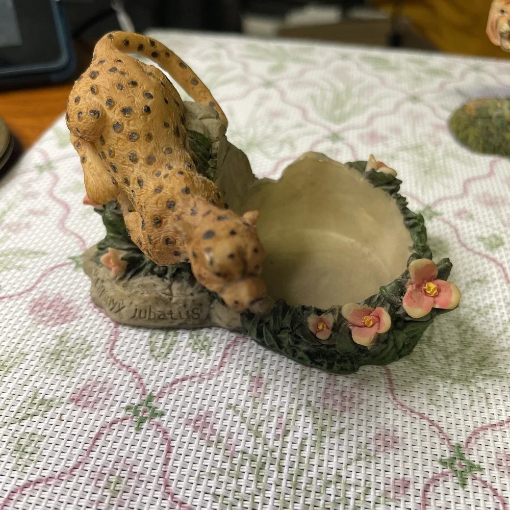 Vintage Cheetah Figurine‎